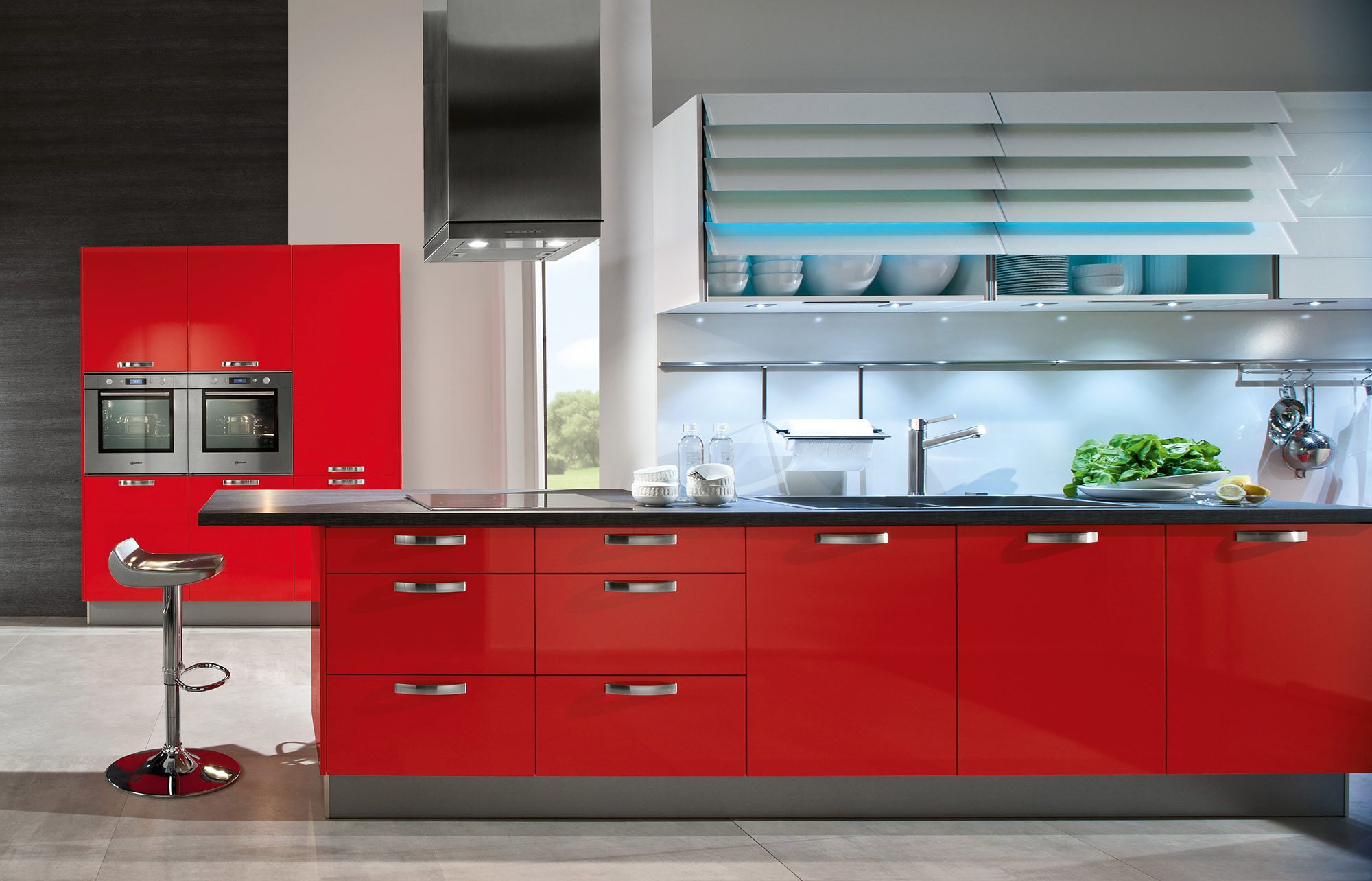 Современная красная кухонная мебель