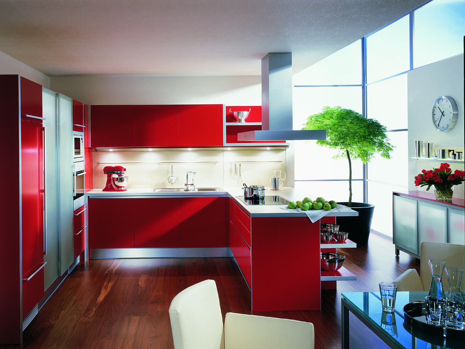 Красный кухонный гарнитур оживляет пространство кухни