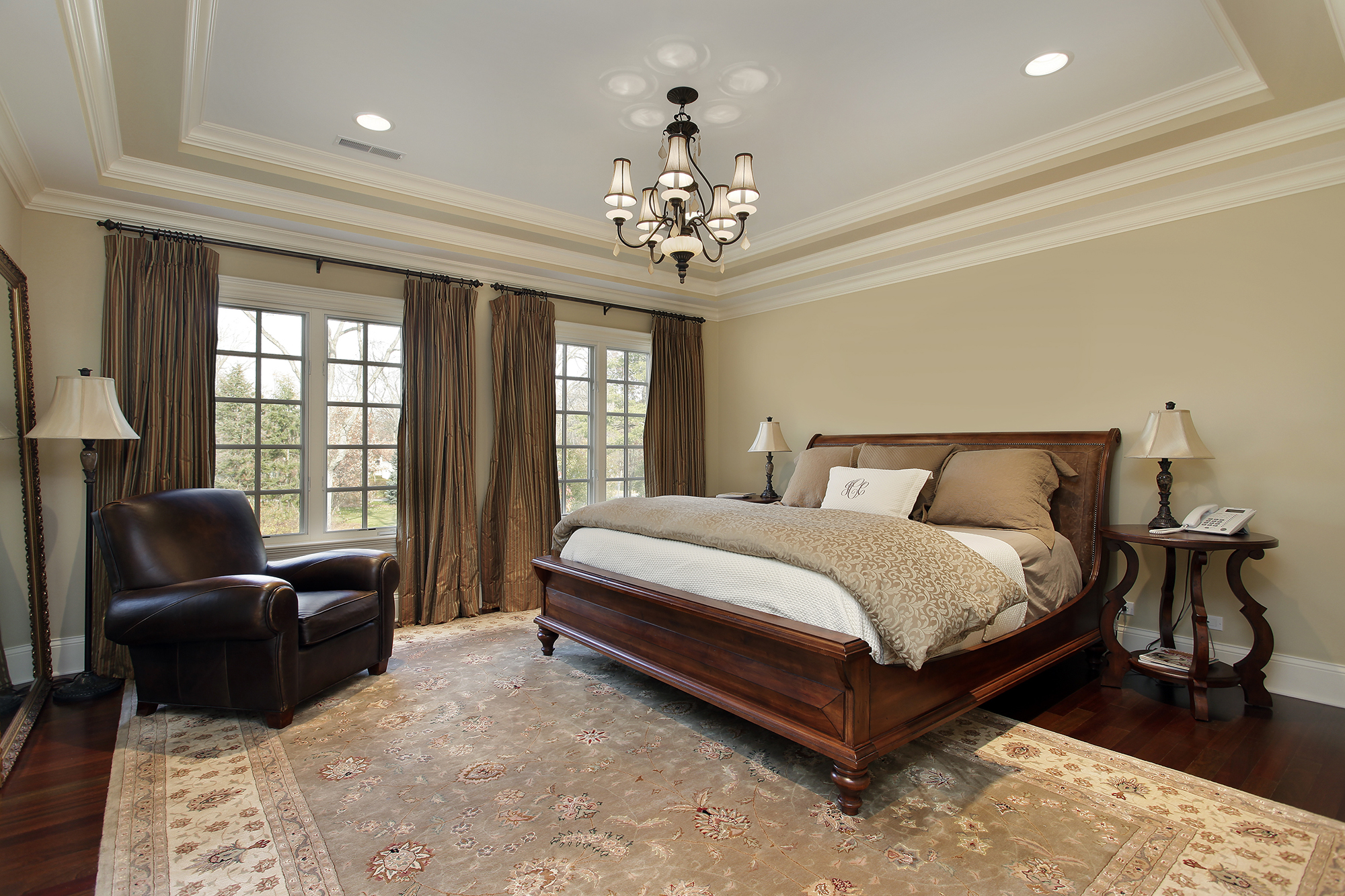 Современная спальня с классическими элементами в интерьере