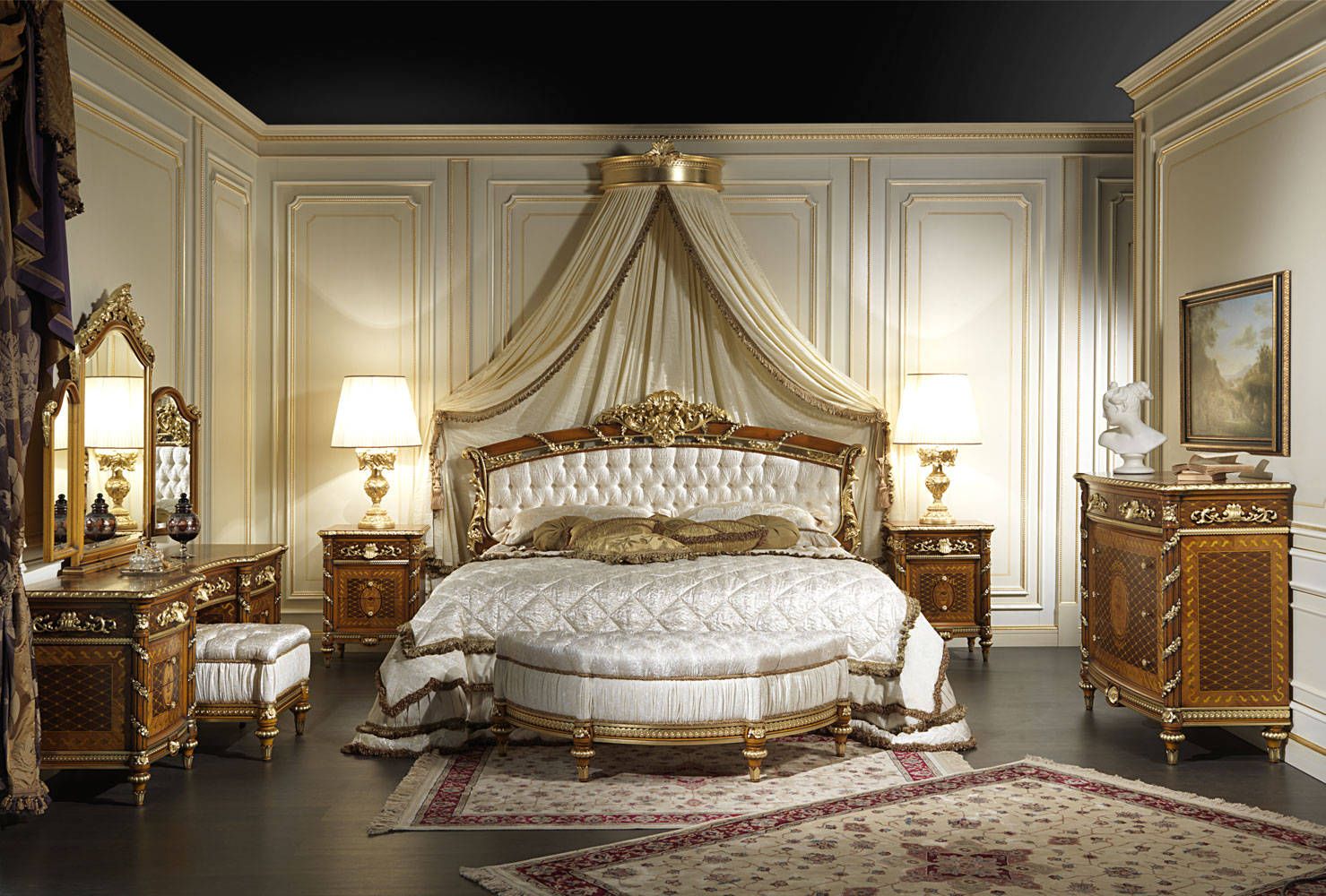 Обильный золотистый декор в классической спальне