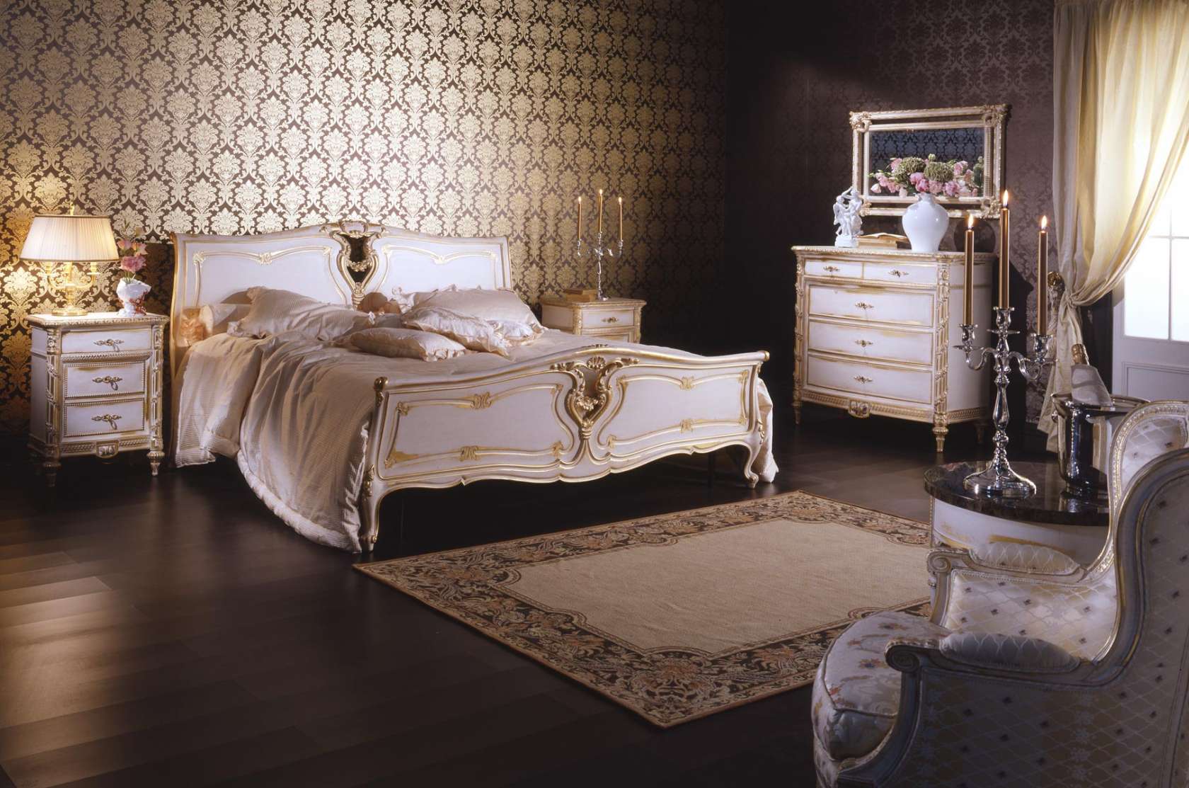 Золотисто-белая мебель в классической спальне