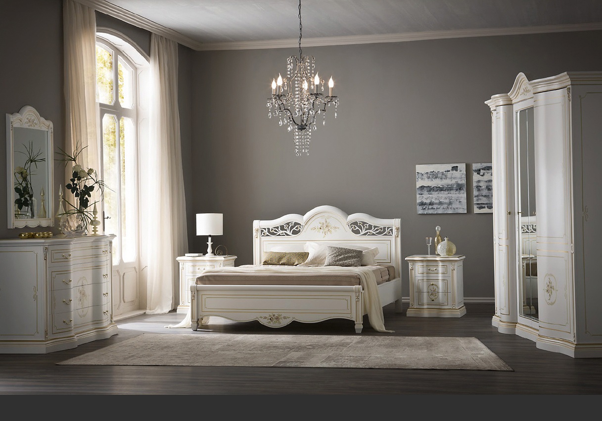 Золотисто-белая мебель в классическом интерьере спальни