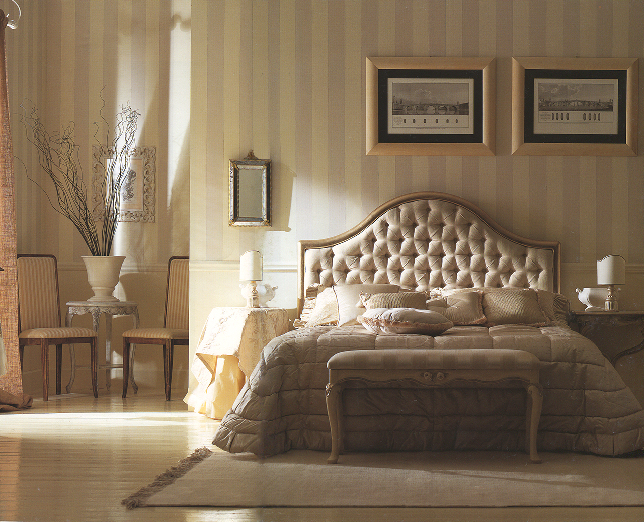 Кремово-коричневая мебель в классическом интерьере спальни