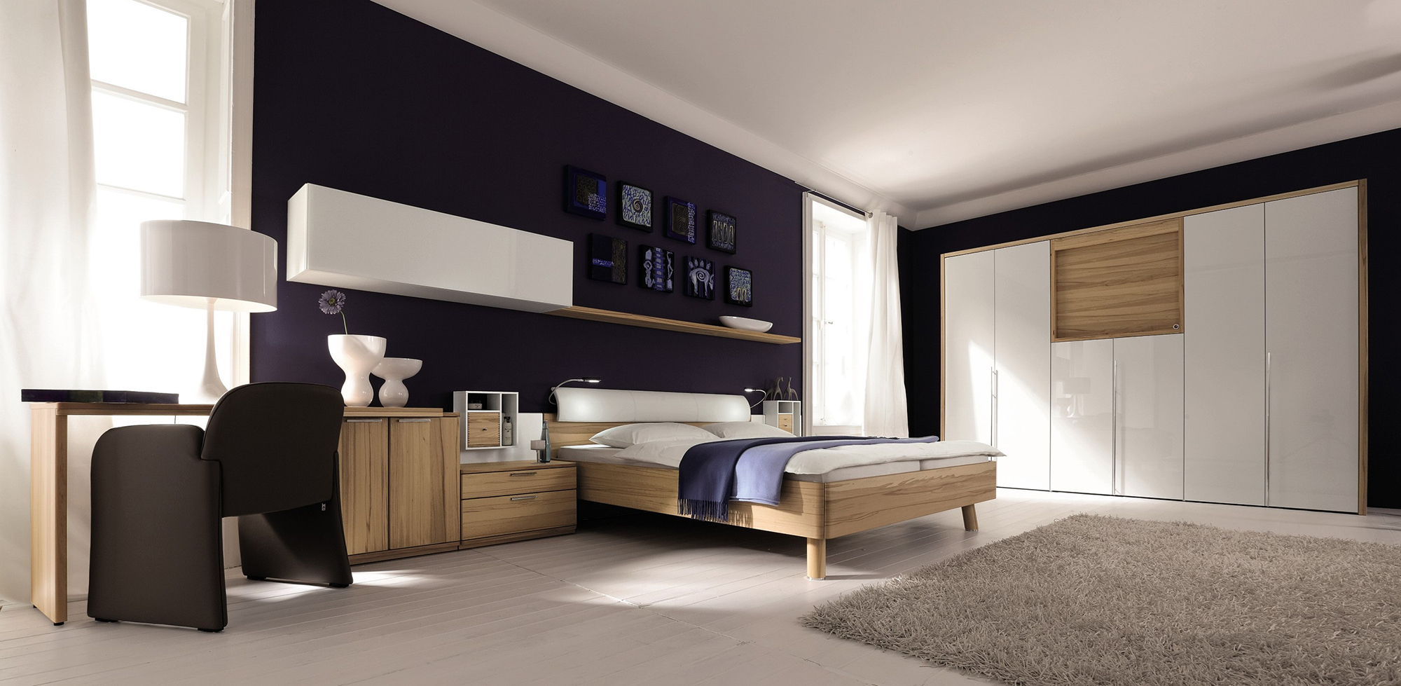 Темно-фиолетовые стены в спальне в стиле хай-тек