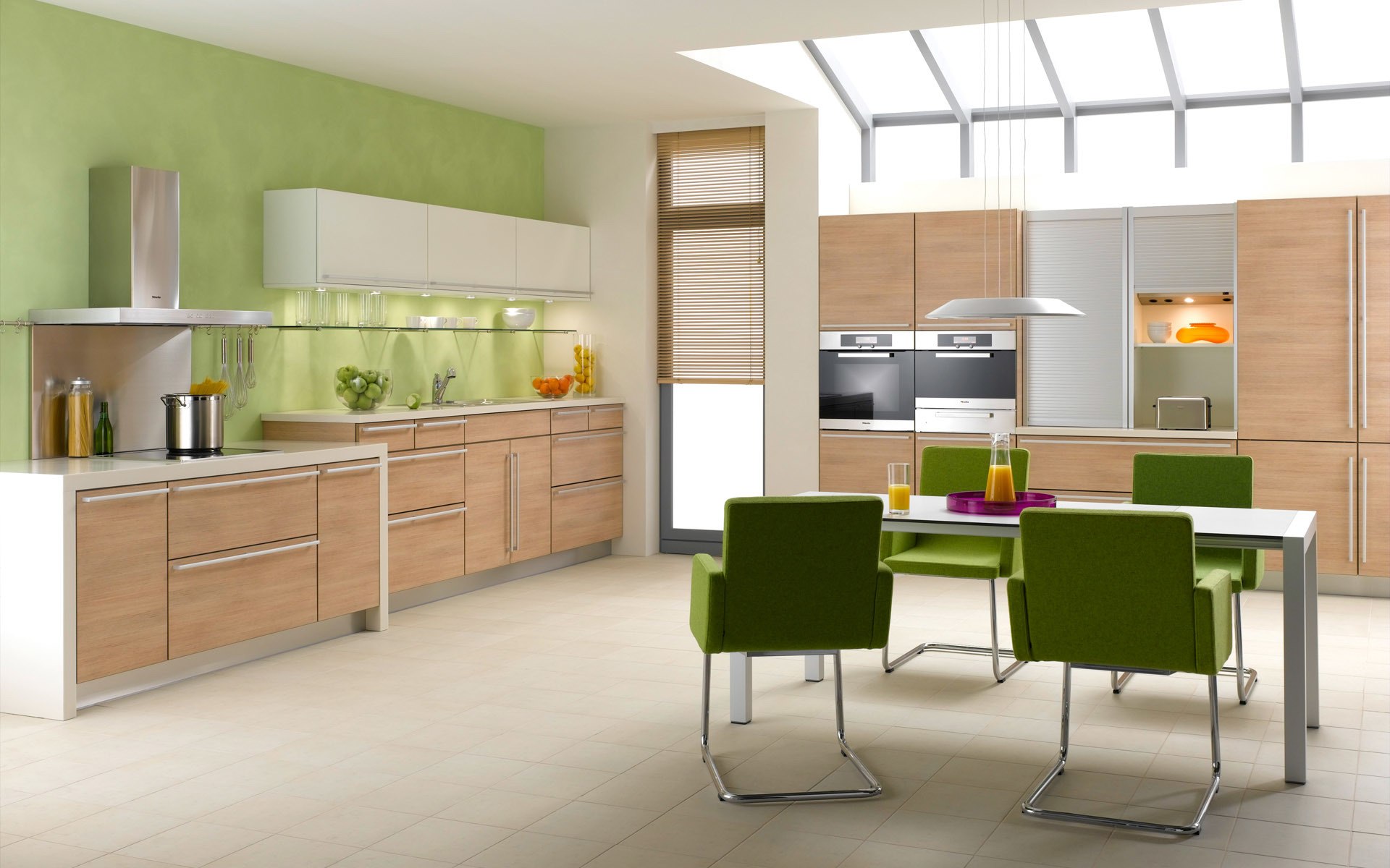 Зеленые стулья в просторной кухне