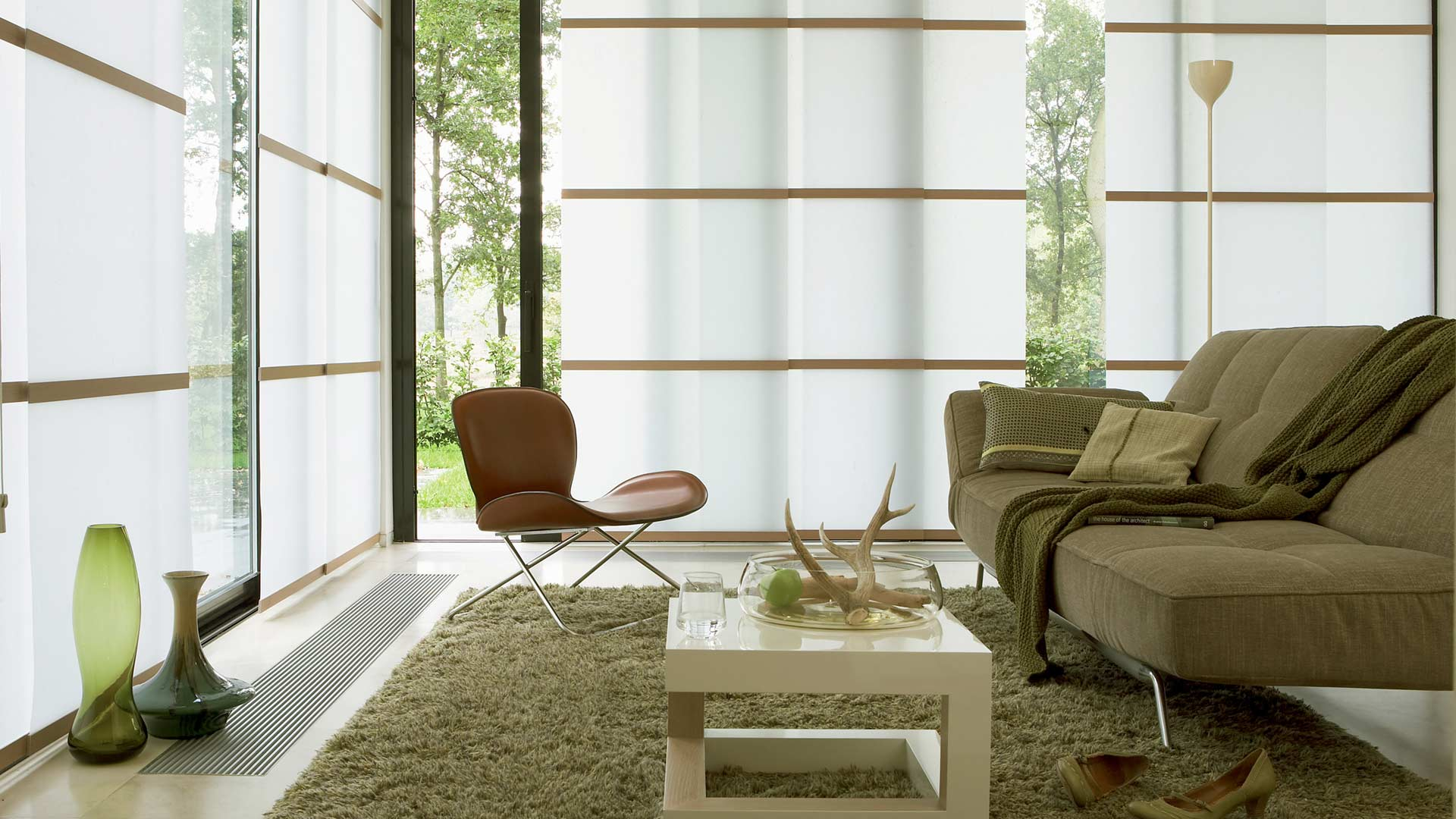 Бело-коричневые японские шторы в гостиной