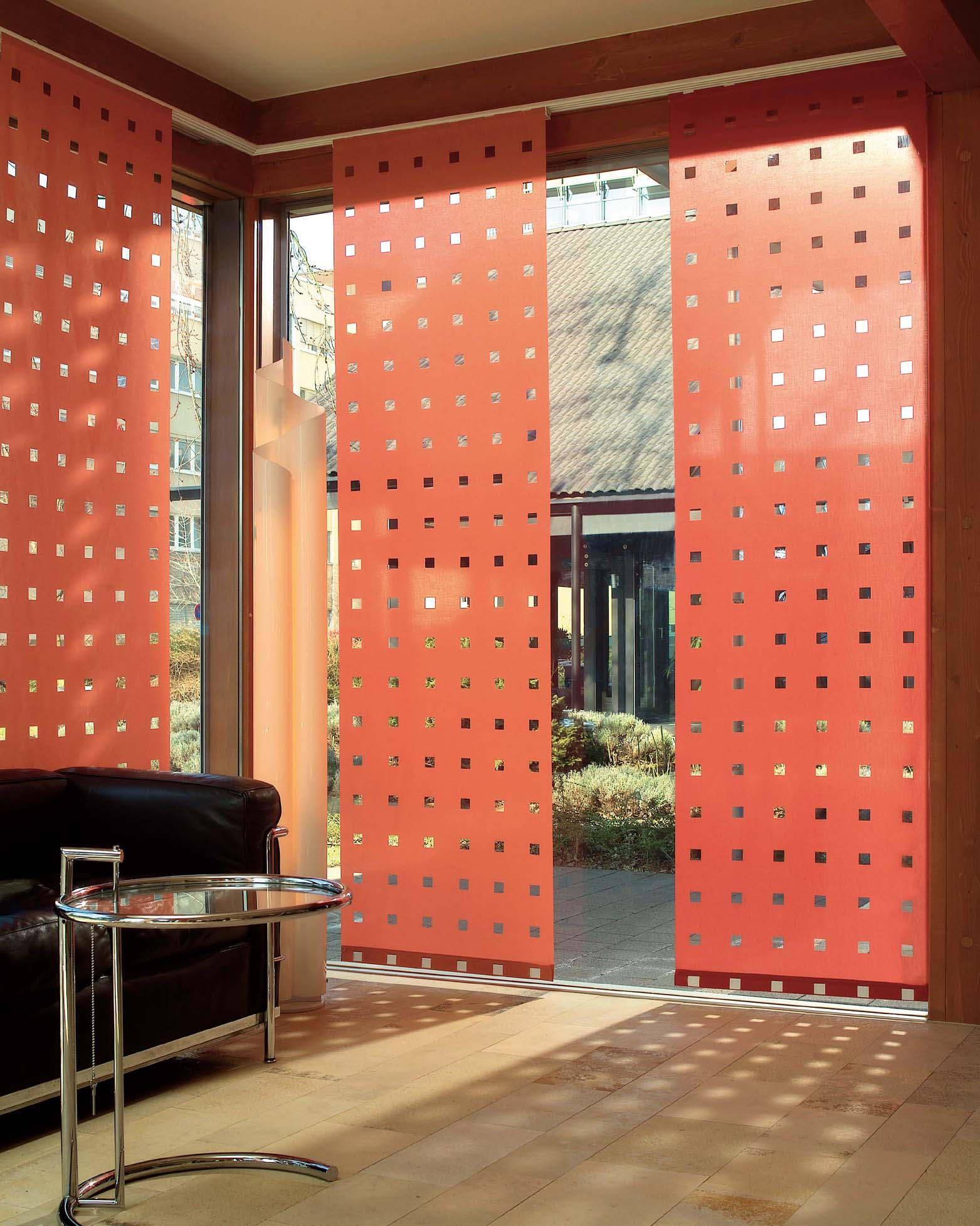 Красные японские шторы с просветами в гостиной