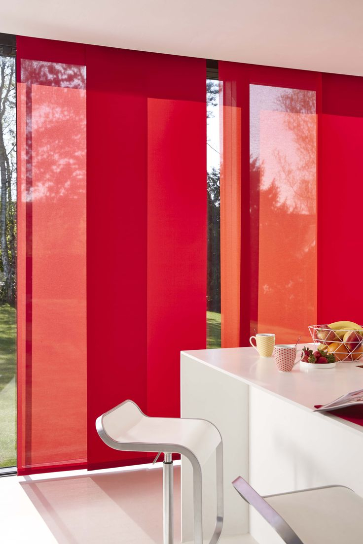 Красные японские шторы на кухне