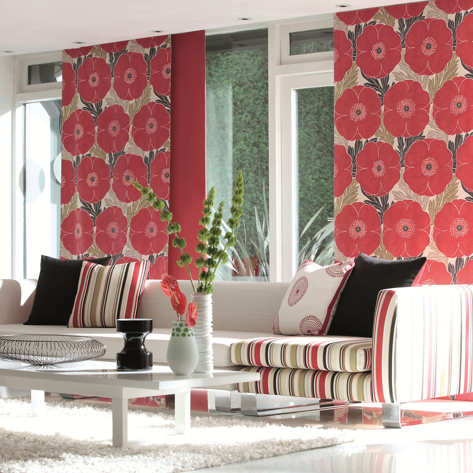 Красные японские шторы с красными цветами в гостиной