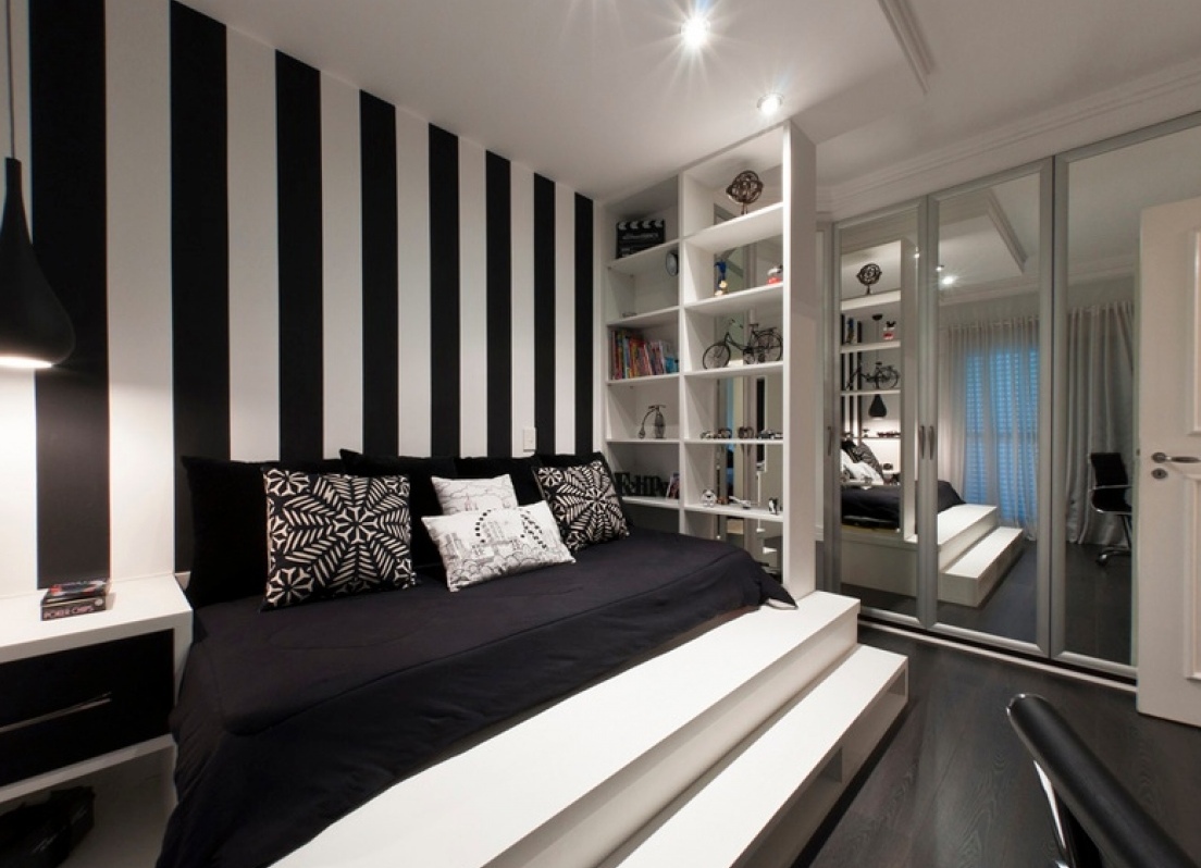 Черно-белая спальня с подиумом