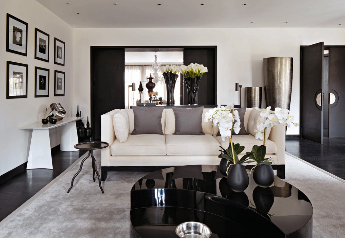 Черно-белый интерьер гостиной с серыми и бежевыми акцентами