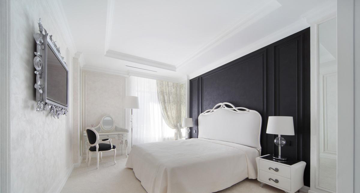 Черно-белая классическая спальня