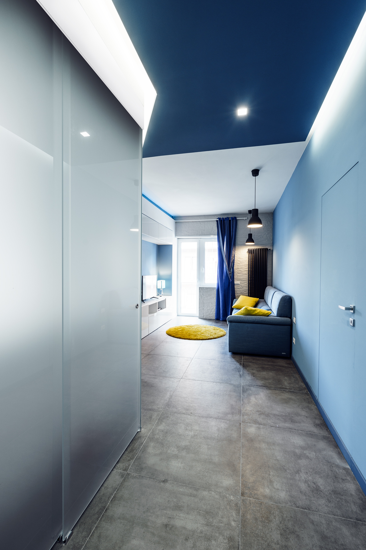 Голубые стены в современной гостиной