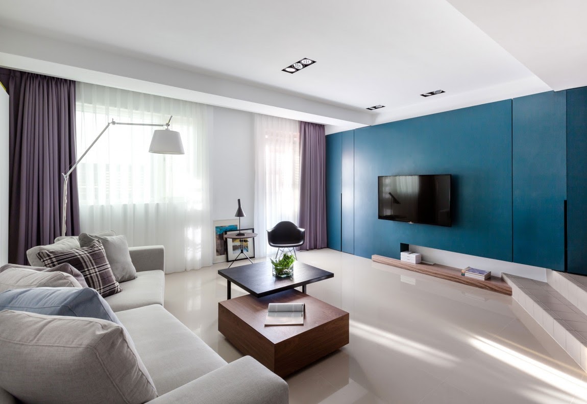 Синяя стена в светлом интерьере гостиной