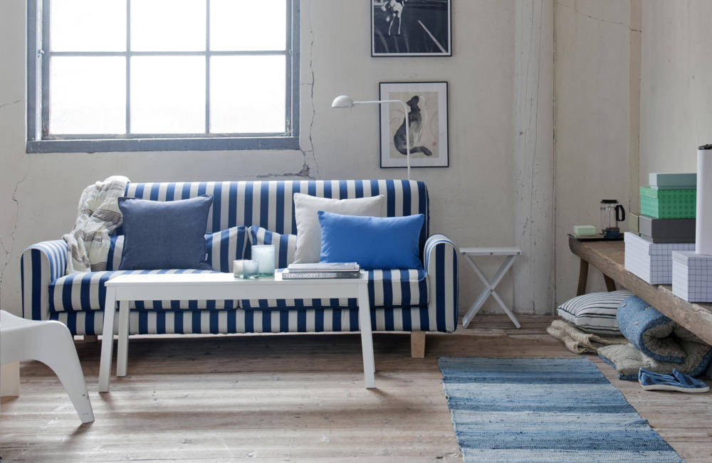 Полосатый сине-белый диван в гостиной