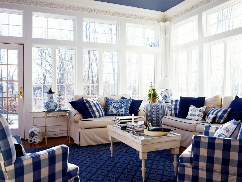 Сине-белая гостиная в стиле кантри