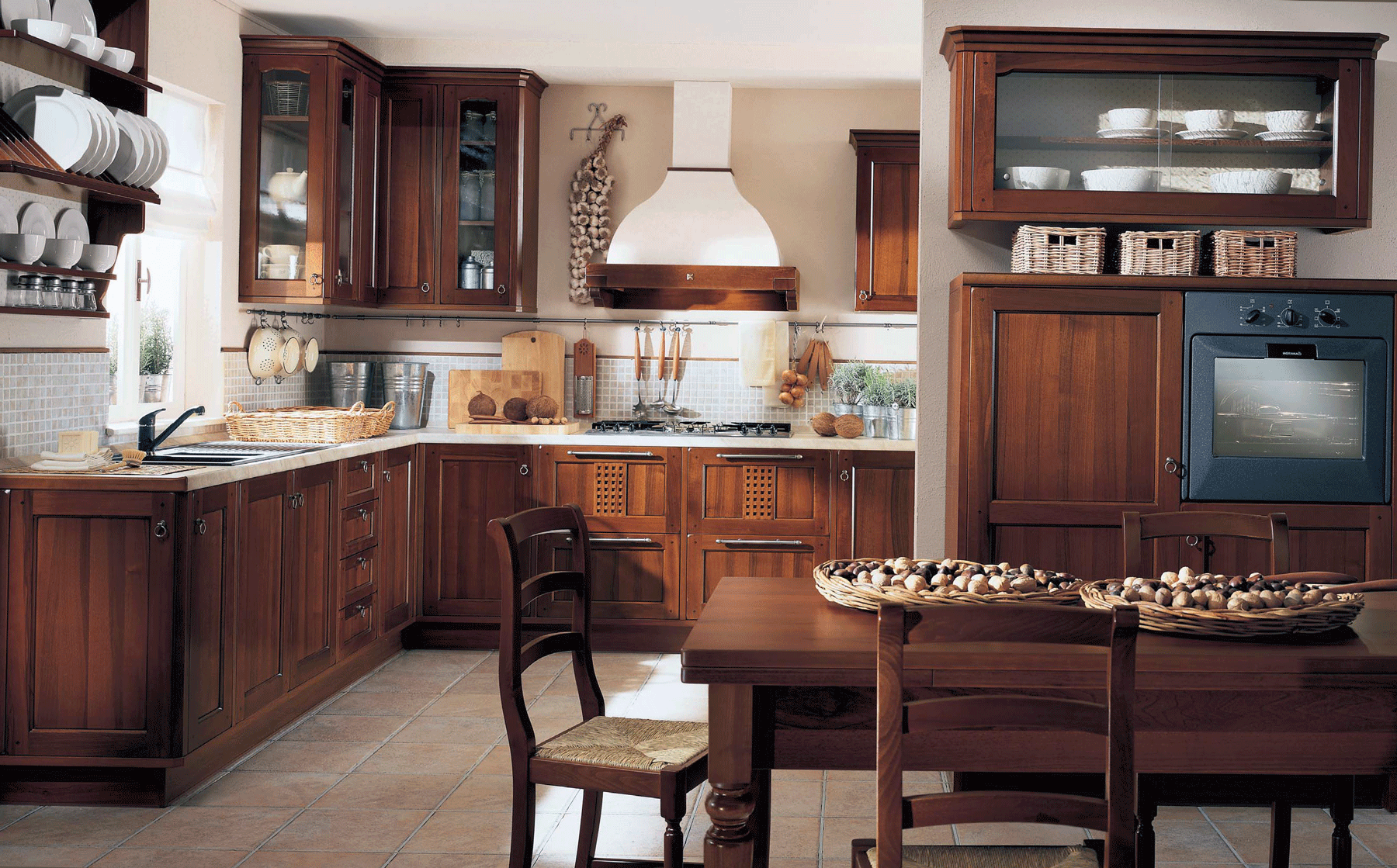 Угловой коричневый гарнитур на кухне в стиле кантри