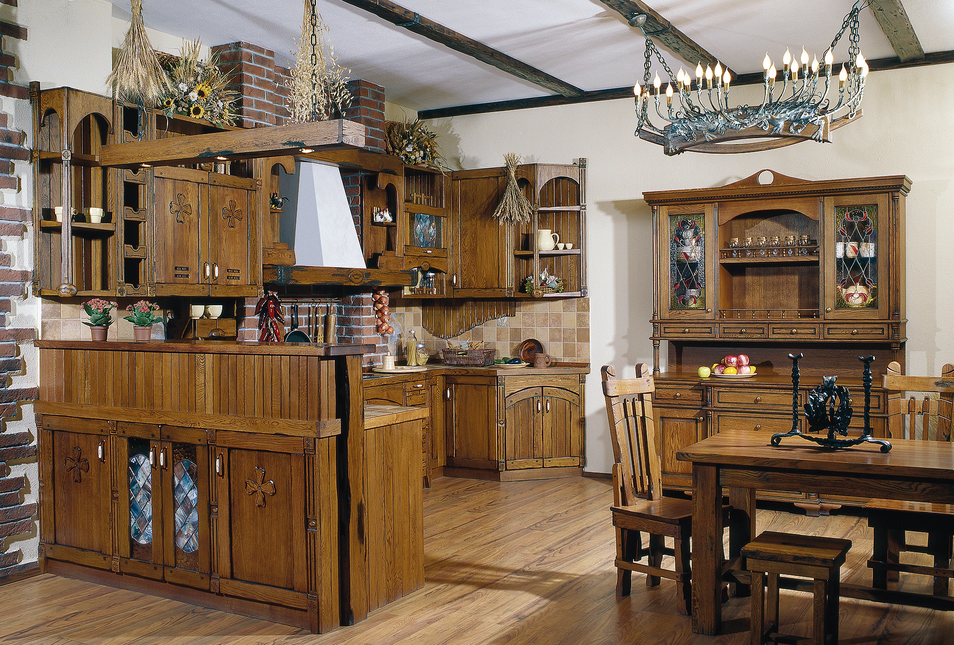 Деревянный кухонный гарнитур в стиле кантри