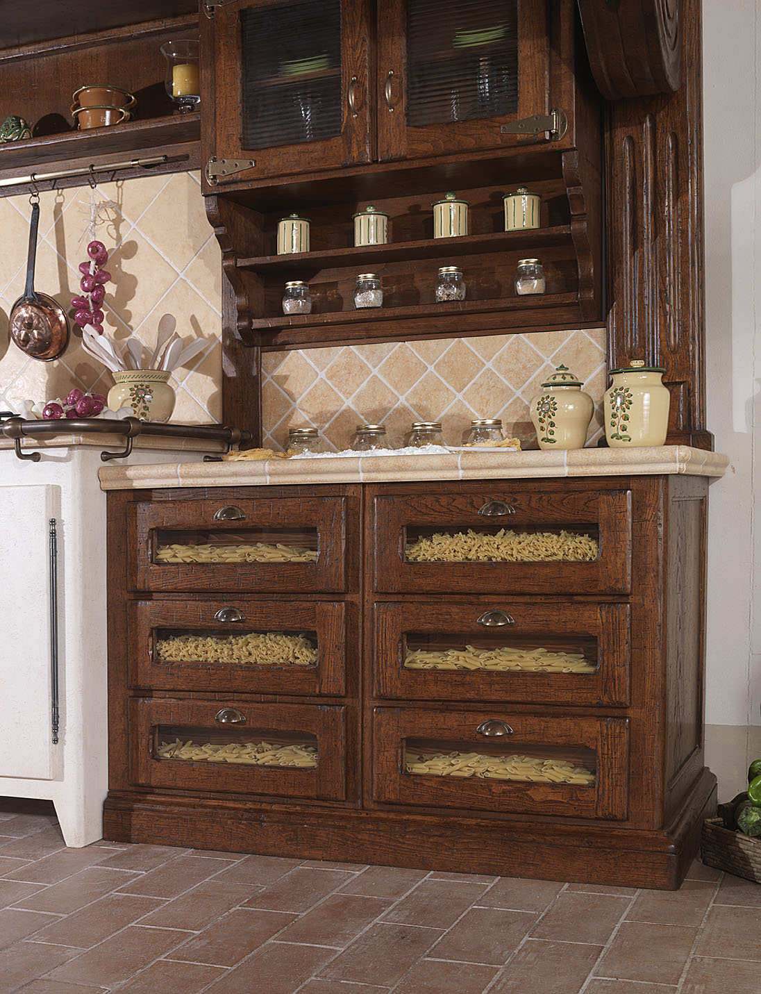 Бежево-коричневый кухонный гарнитур в стиле кантри