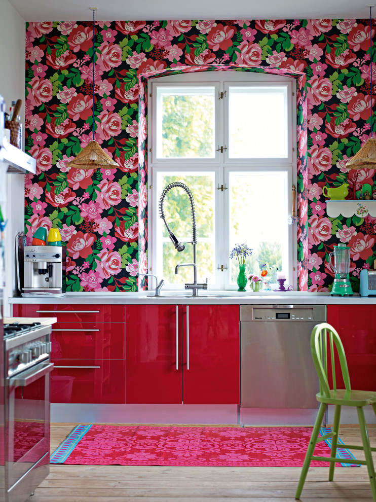 Зелено-розовые обои на кухне