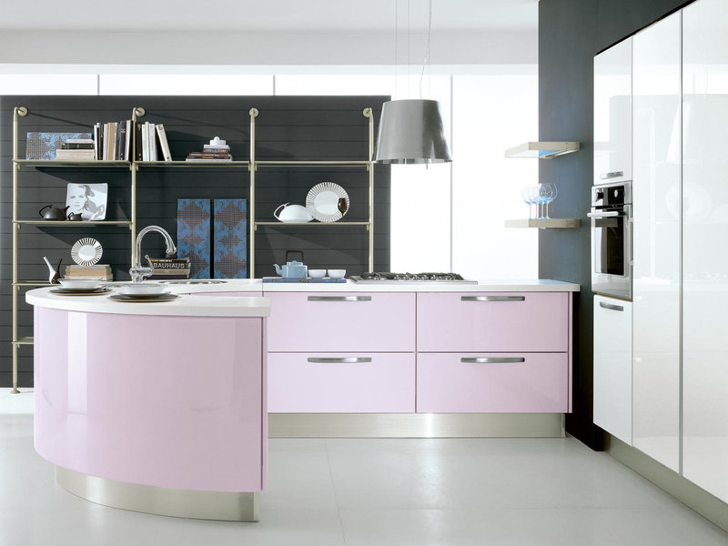 Радиусная кухня светло-розового цвета
