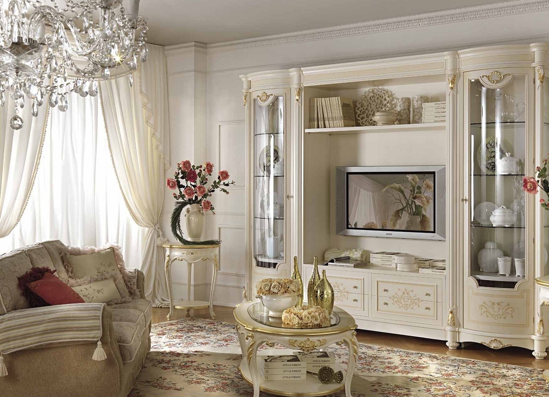 Бело-золотистая мебель в классической гостиной