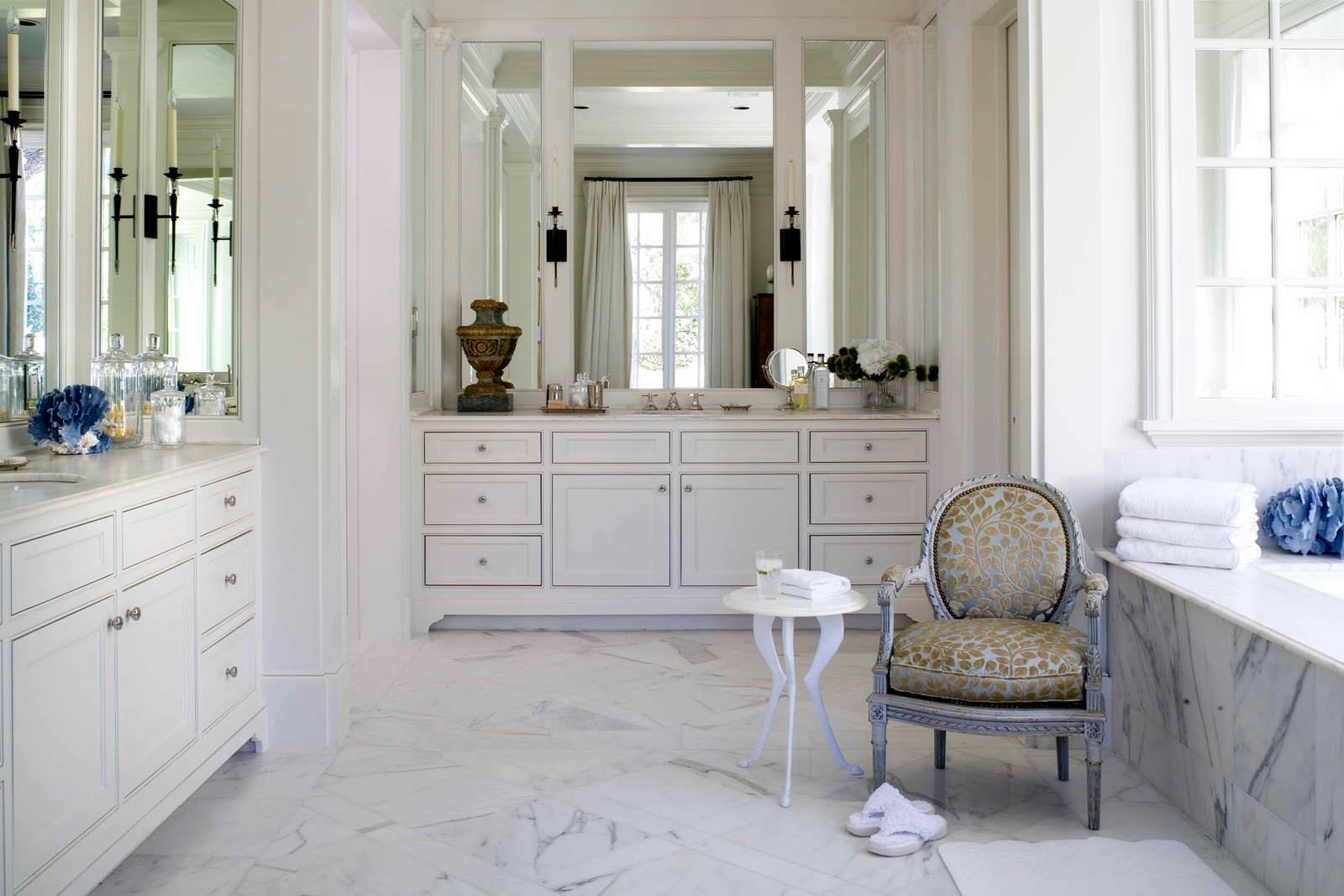 Белая мебель в ванной в классическом стиле