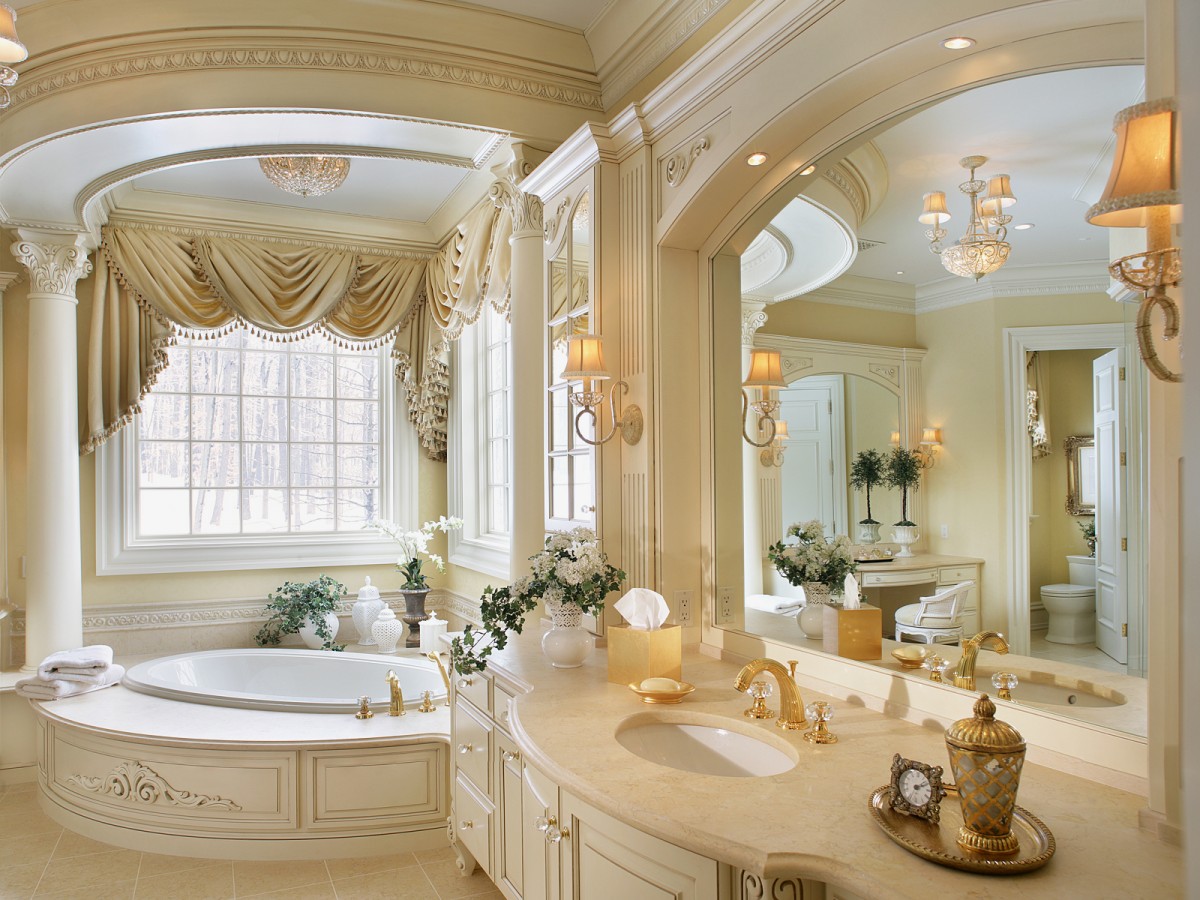 Бежево-белая ванная в классическом стиле