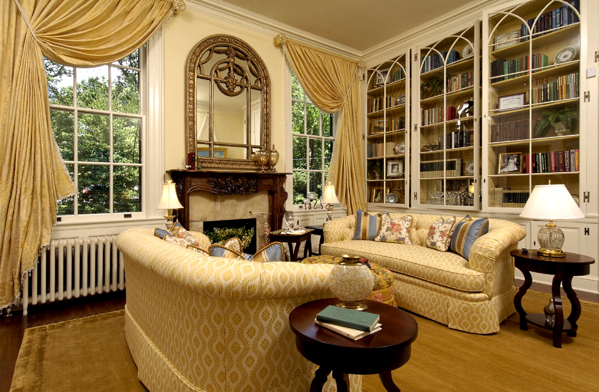 Желто-белые диваны в классическом стиле в гостиной