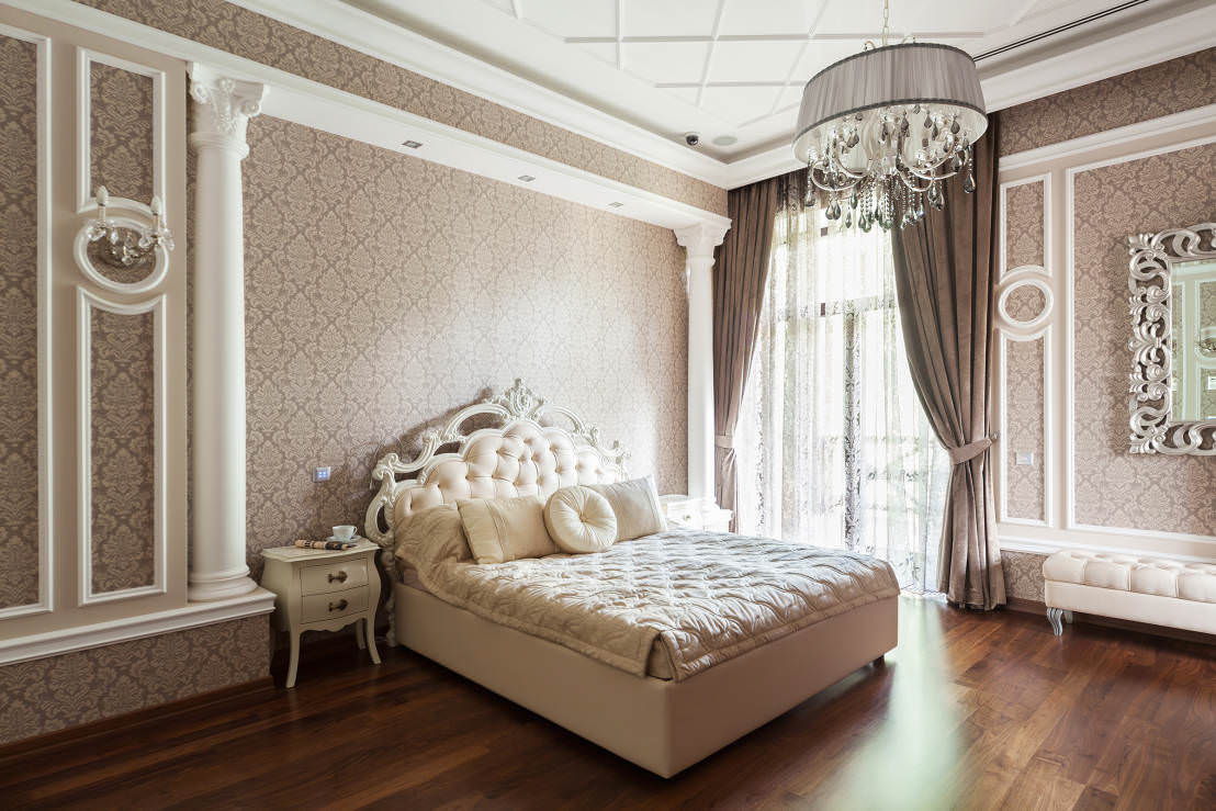 Бело-коричневая классическая спальня