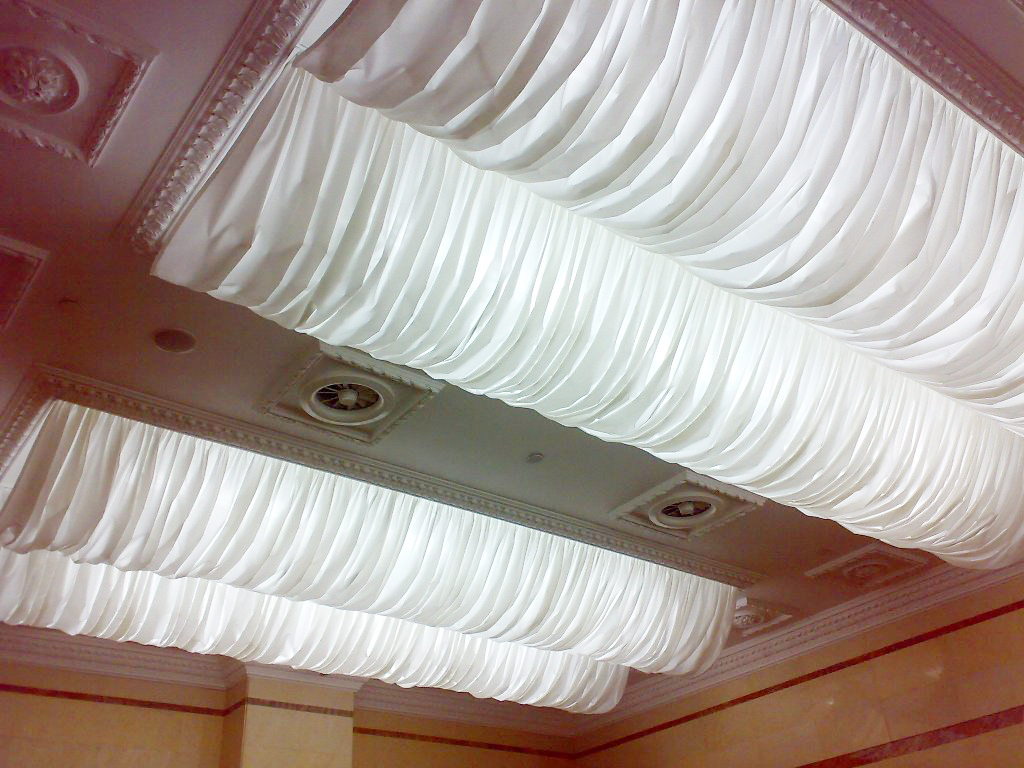 Белый тканевый потолок в классическом интерьере