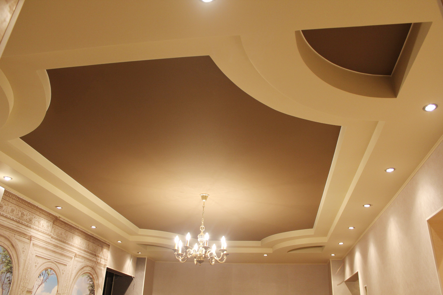 Бежево-коричневый тканевый потолок