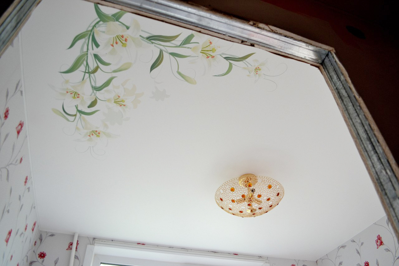 Натяжной тканевый потолок с цветами