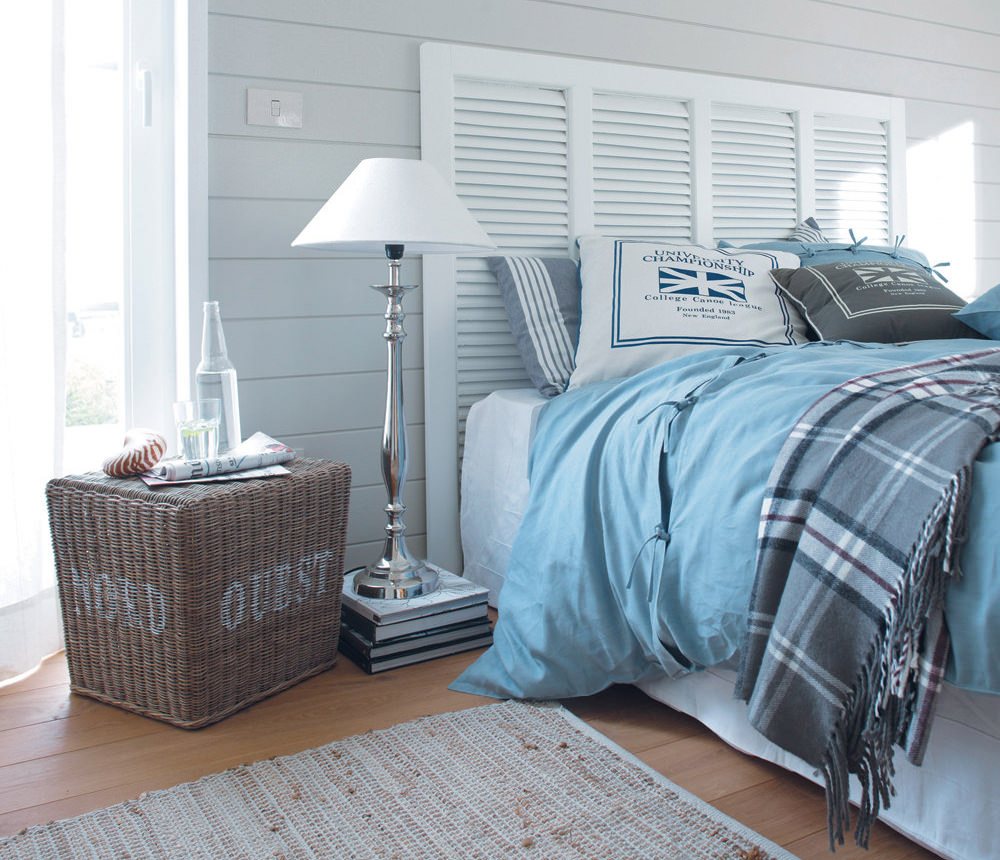 Голубое одеяло и подушки в спальне