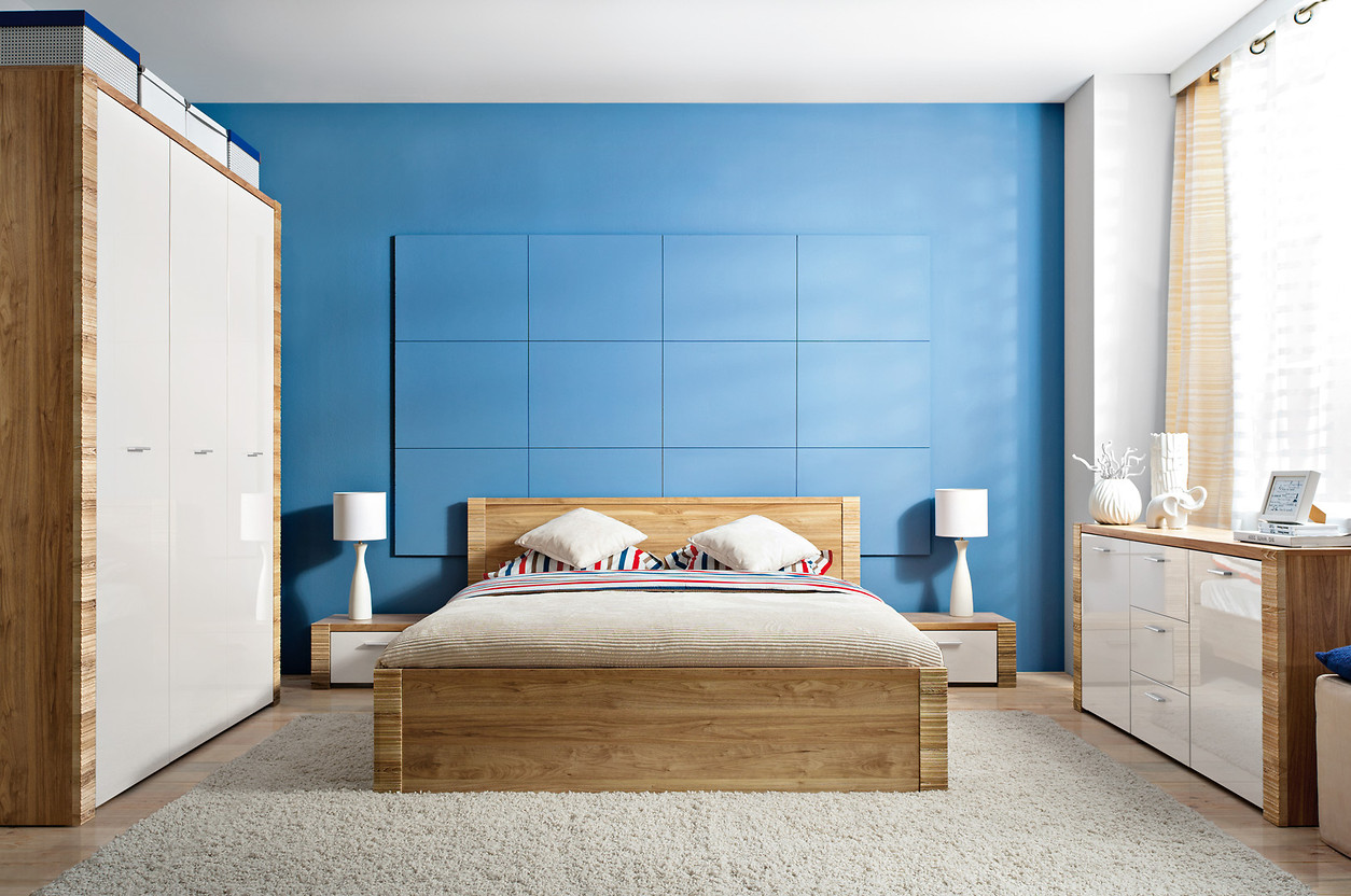 Коричневый, голубой, бежевый и белый цвета в спальне