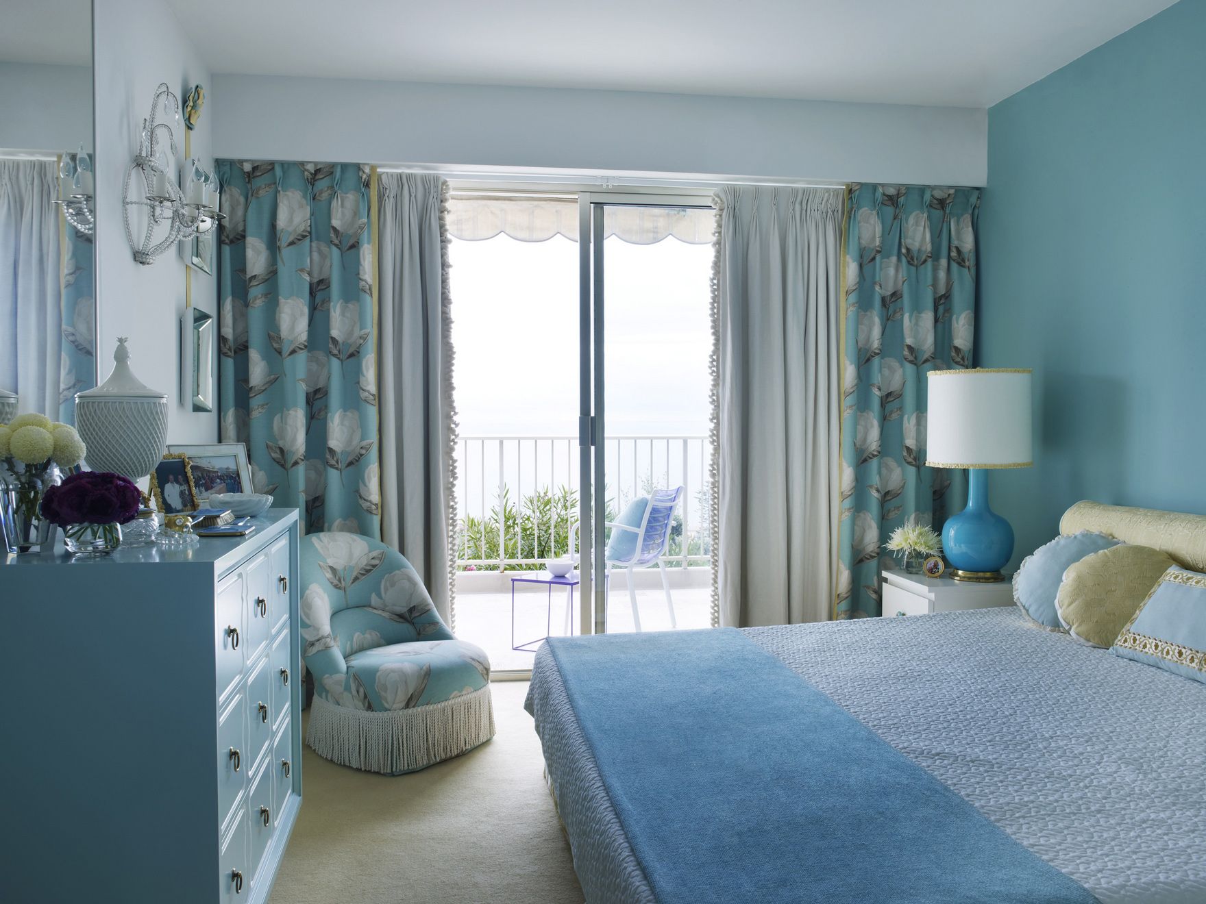 Голубая мебель и текстиль в спальне