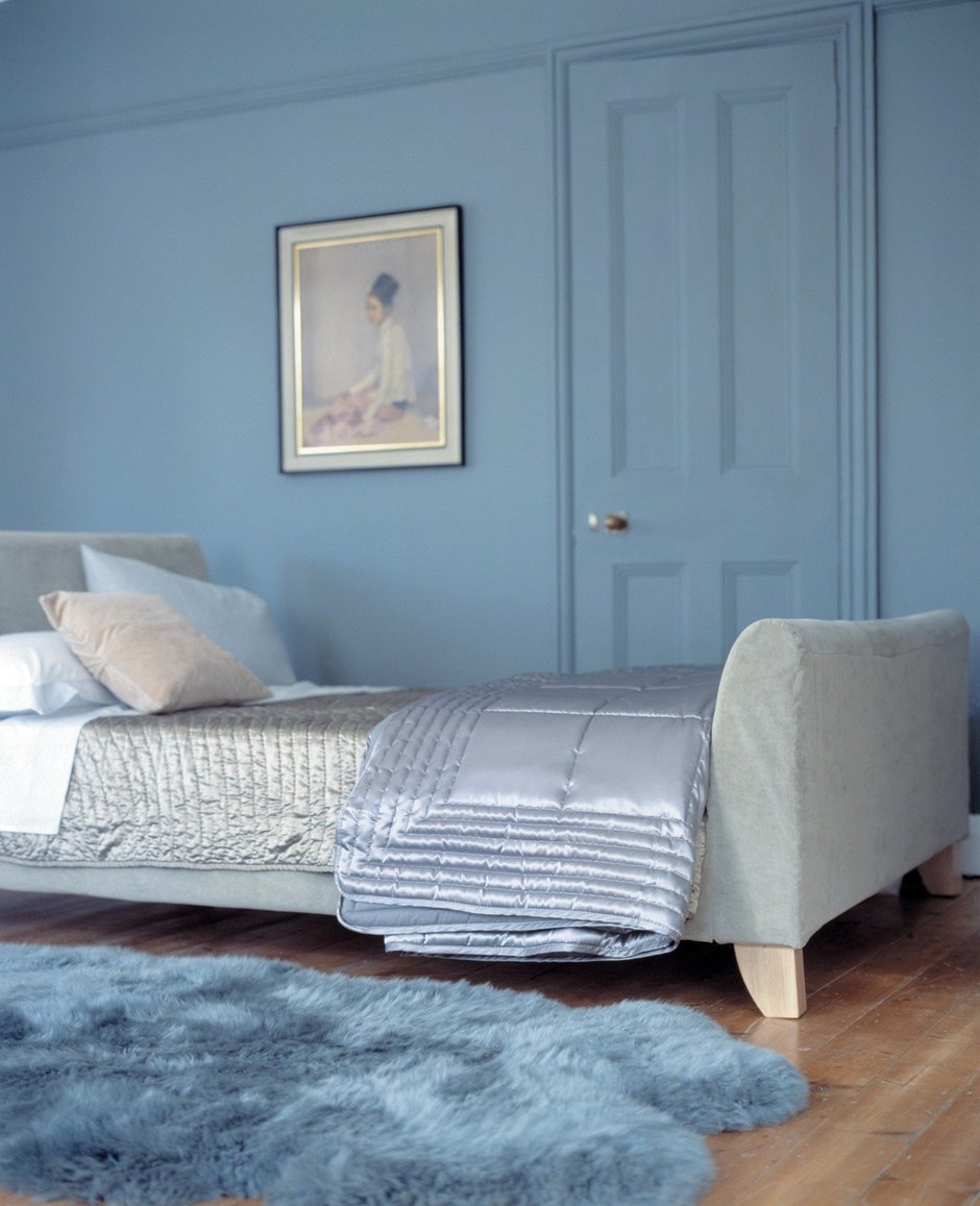 Серая кровать в коричнево-голубой спальне