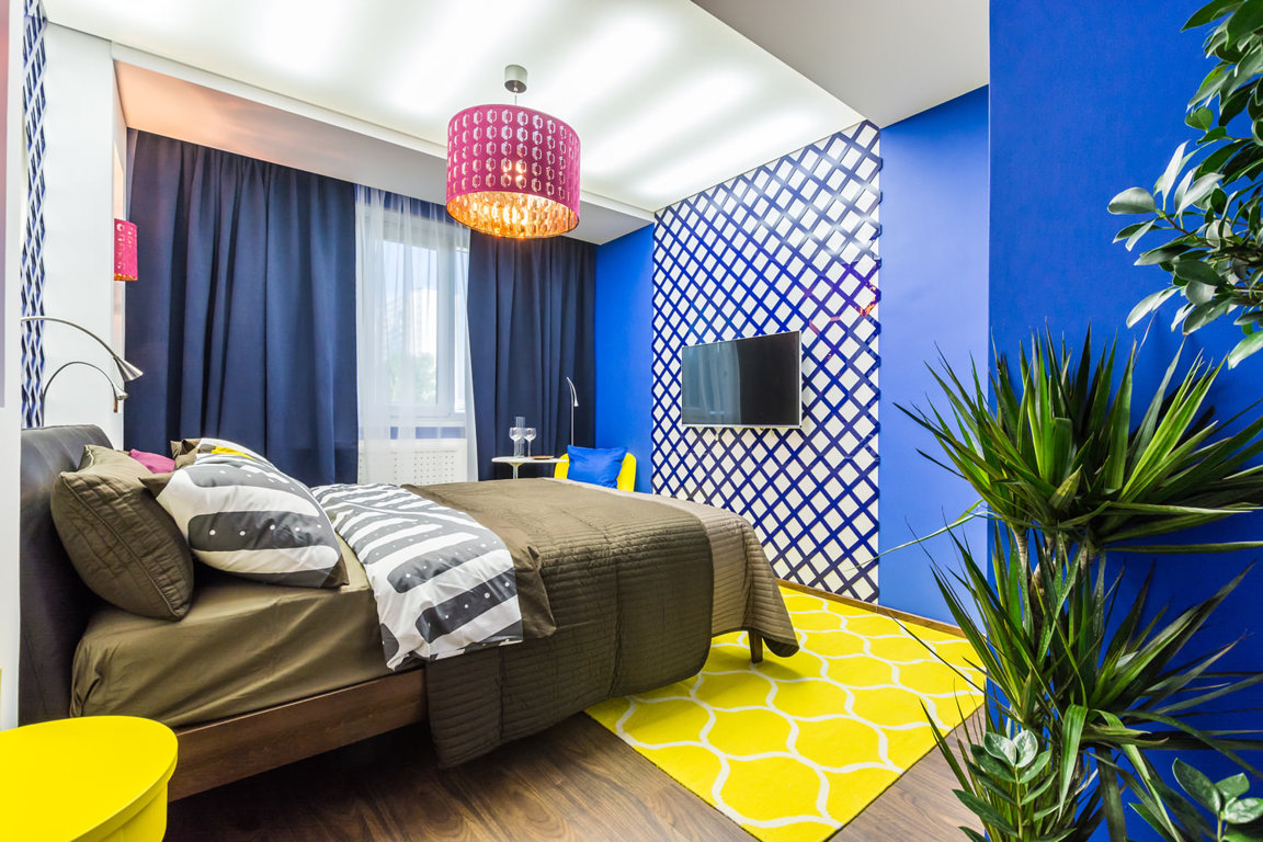 Разные оттенки синего в дизайне спальни