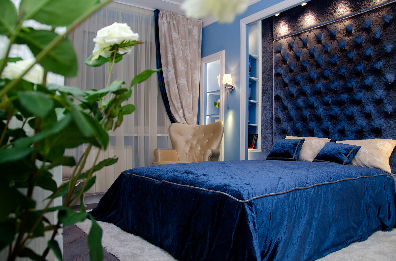 Мягкая синяя стена и постельное белье в спальне