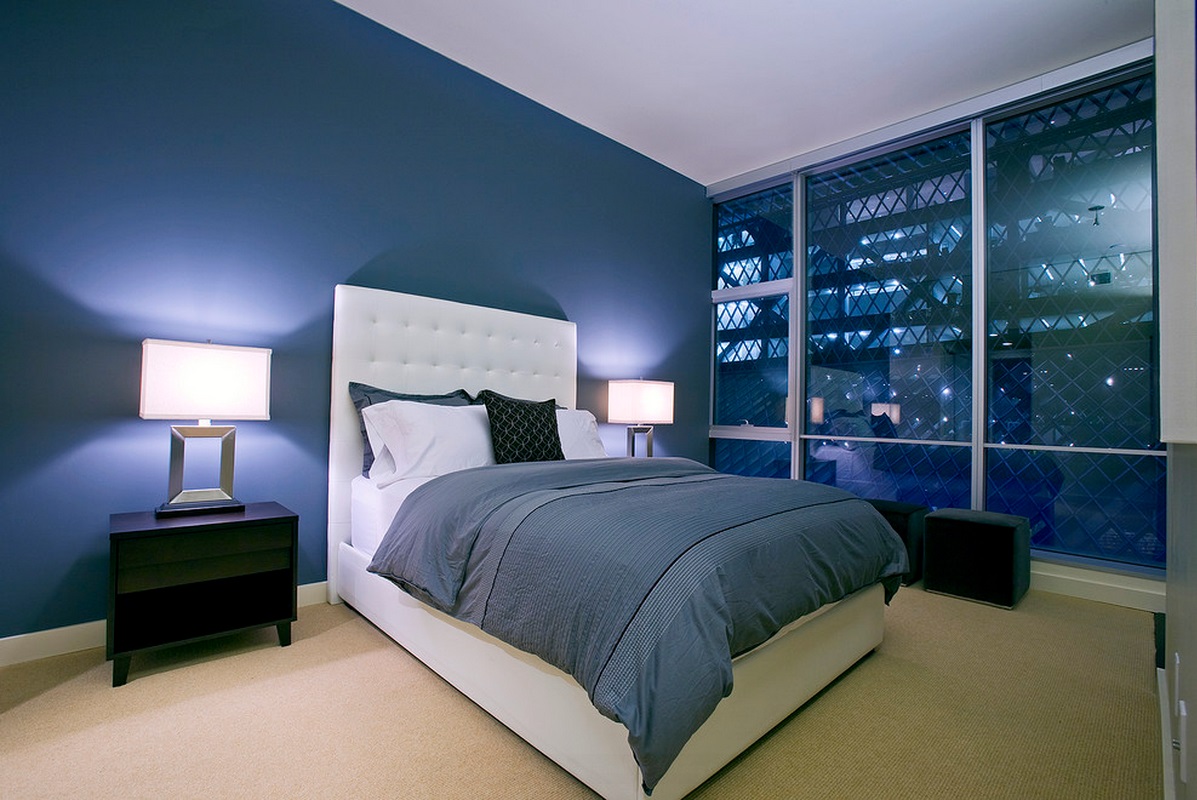 Синяя стена и постельное белье в спальне