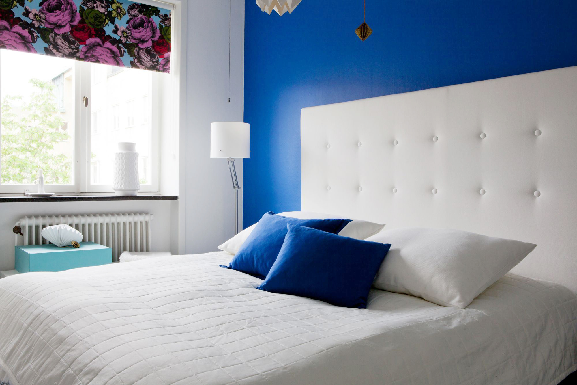 Уютная сине-белая спальня