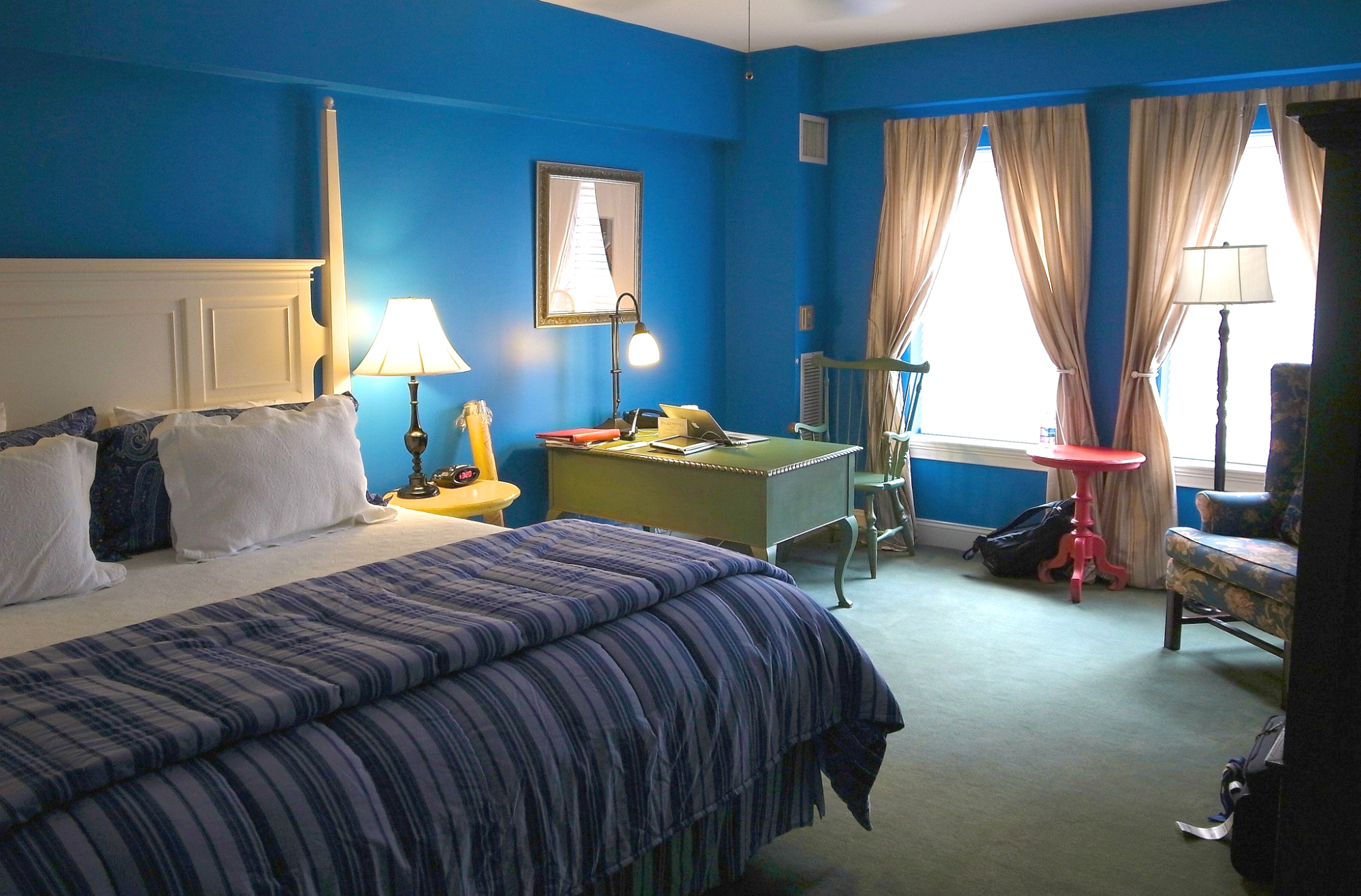 Синие стены в стильной спальне