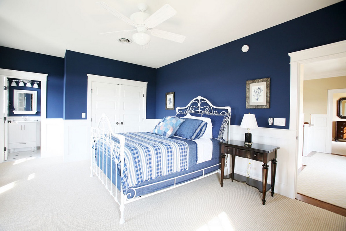 Бело-синие стены в спальне