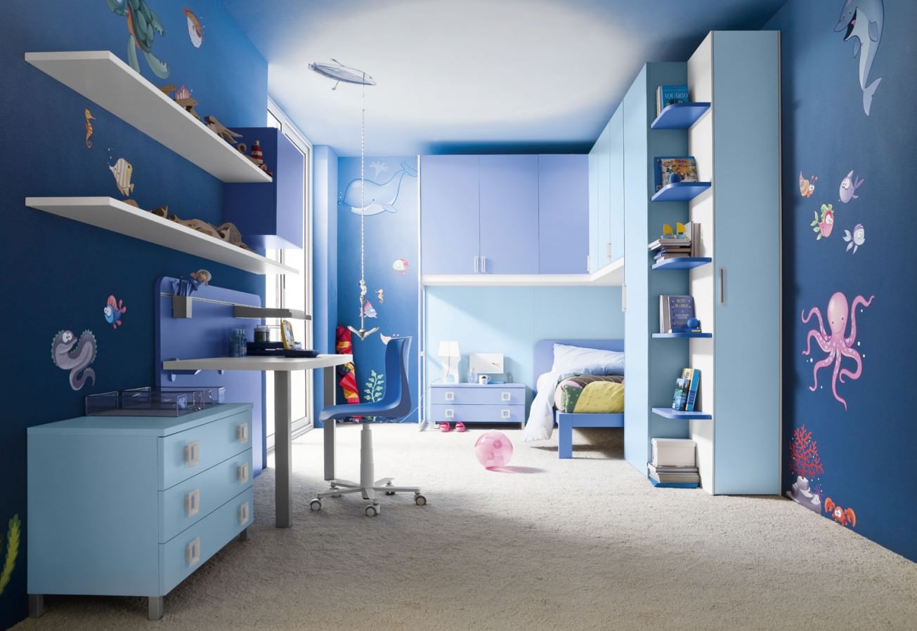Синие стены и мебель в детской комнате