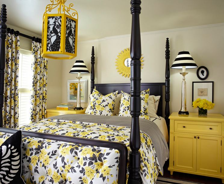 Белый потолок в спальне с черной-желтой мебелью