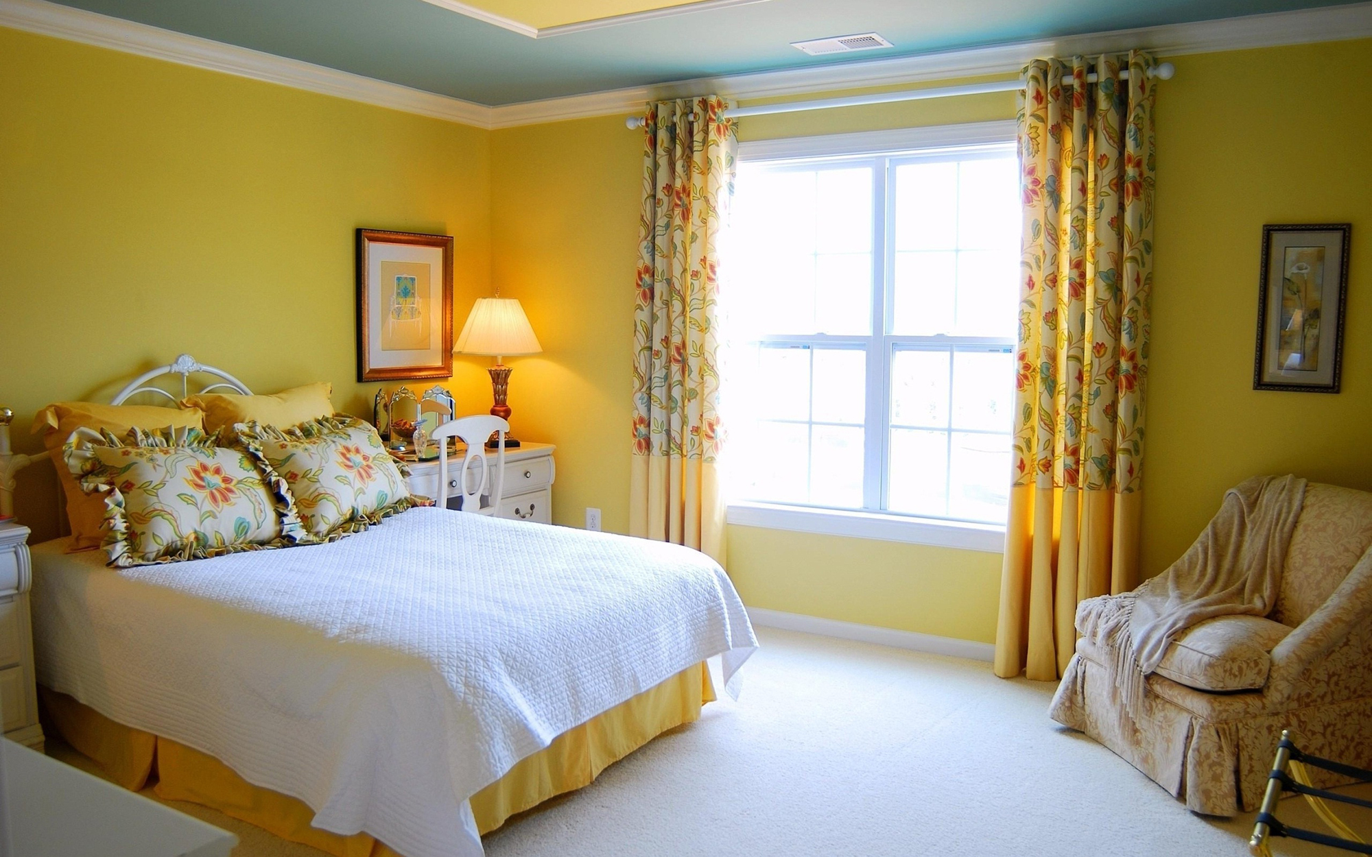 Желто-голубой потолок в спальне