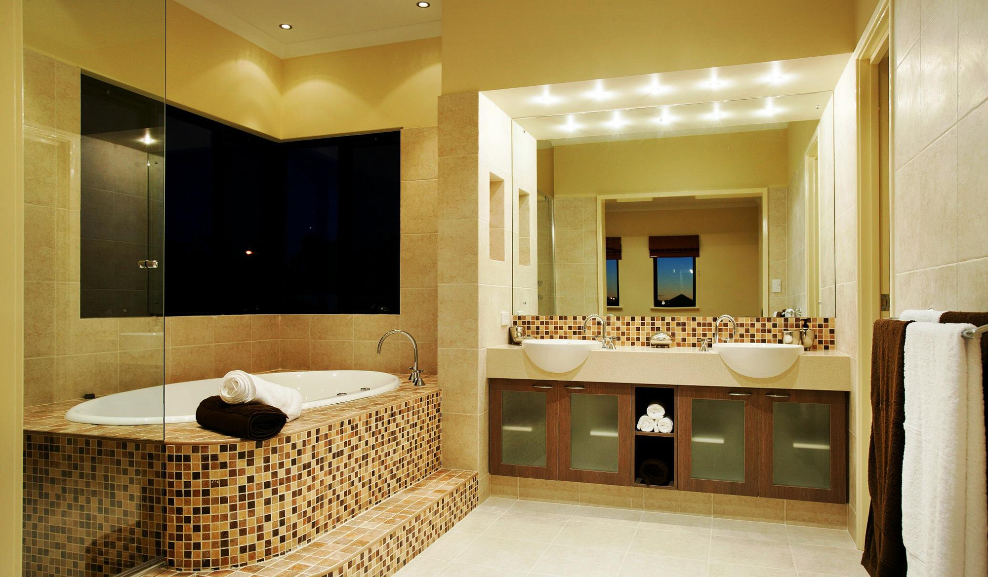 Бежево-коричневая мозаика в бежевой ванной