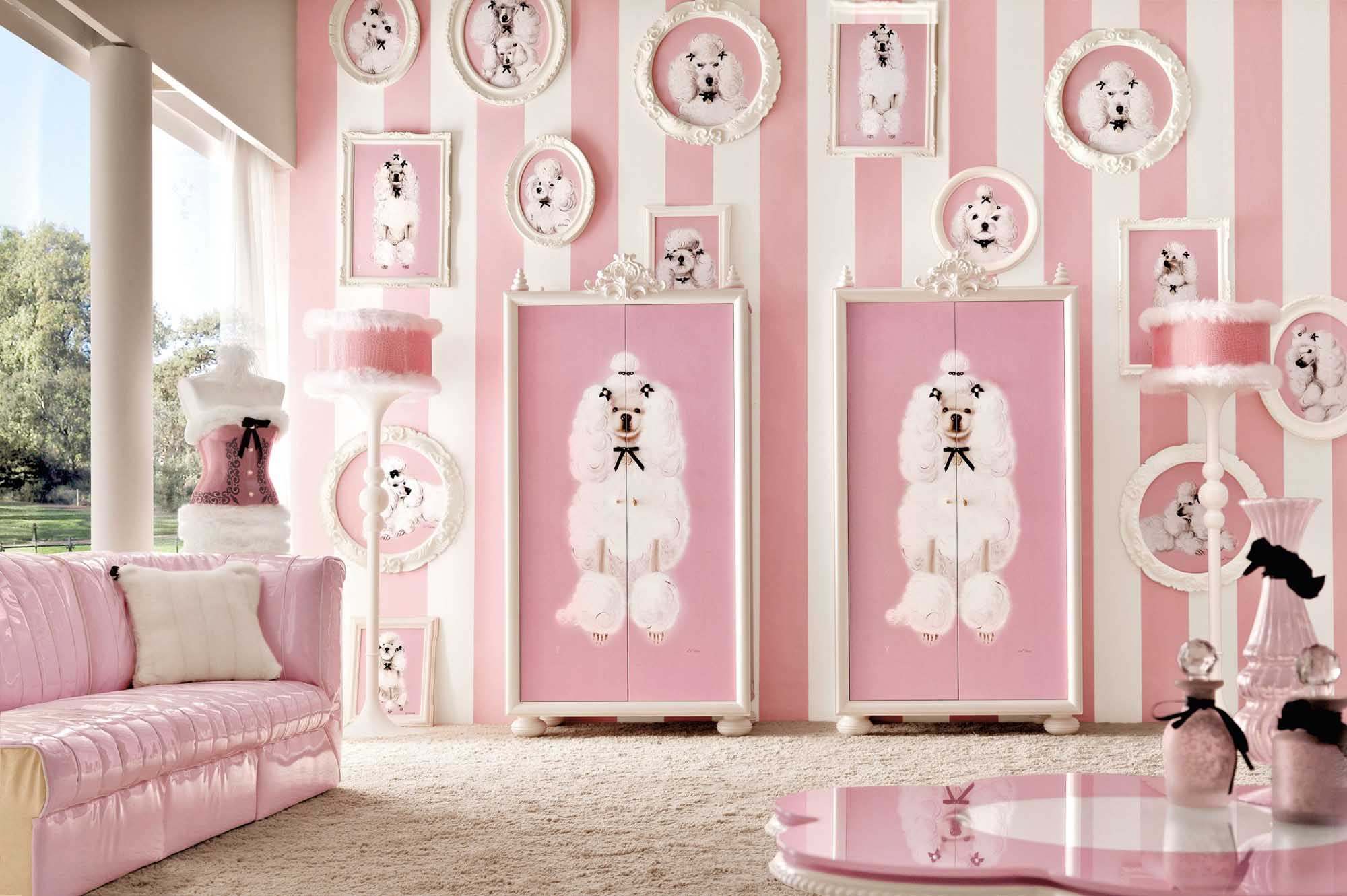 Бело-розовая мебель и декор в детской