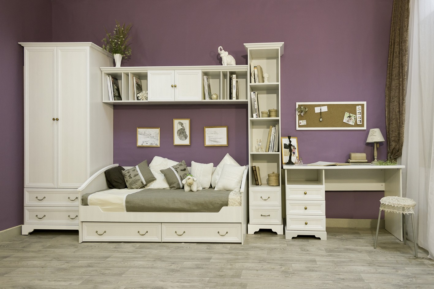 Белая модульная мебель в детской для девочки