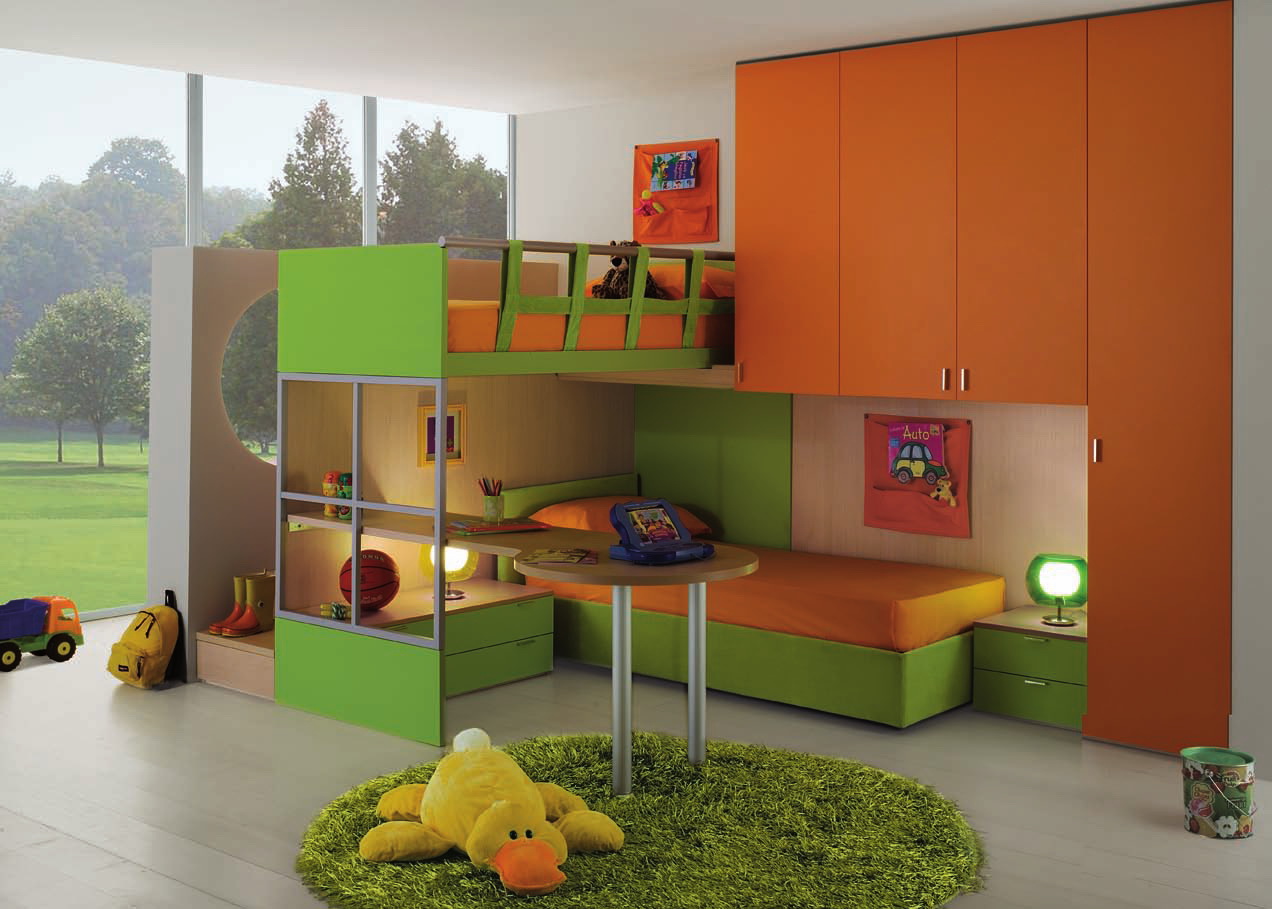 Оранжево-зеленая мебель в детской мальчика